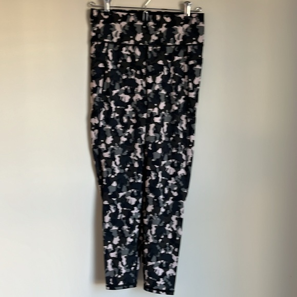 Sweaty Betty Zero Gravity 7/8 Running Leggings - Size S - Elephant Camo Print - Picture 7 of 8